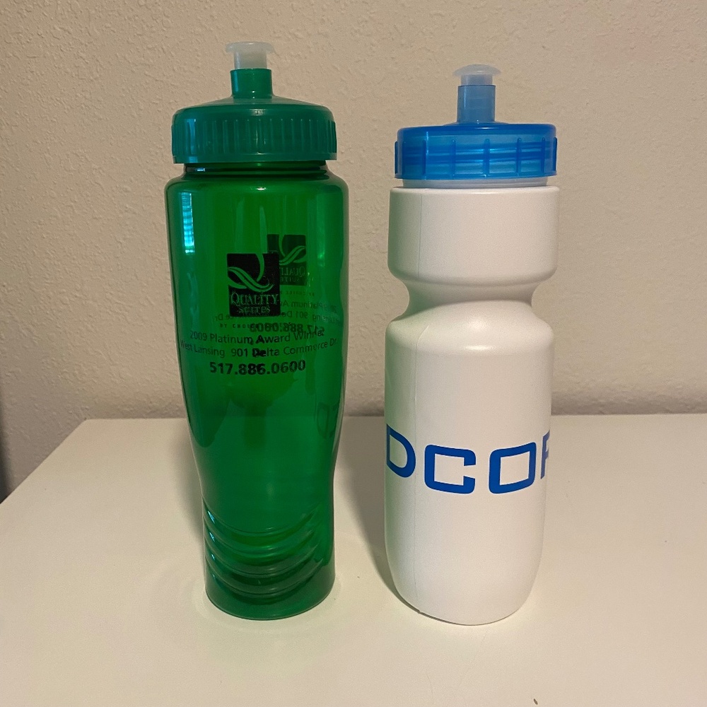 🔥🏀 SPORTS/WORKOUT🏃‍♀️ACCESSORIES!🔥Two Push-Pull Top 💦 Bottles
